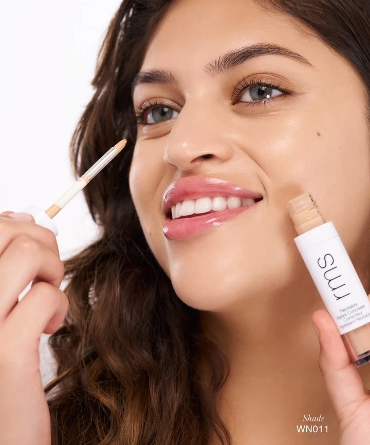 Aplikace RMS Beauty Revitalizačního hydratačního korektoru